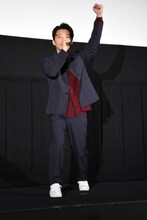 映画のヒットを喜ぶ星野源。