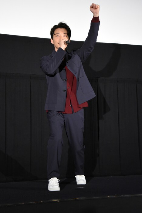 映画のヒットを喜ぶ星野源。