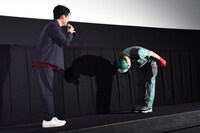 お辞儀をする細野豪（右）。