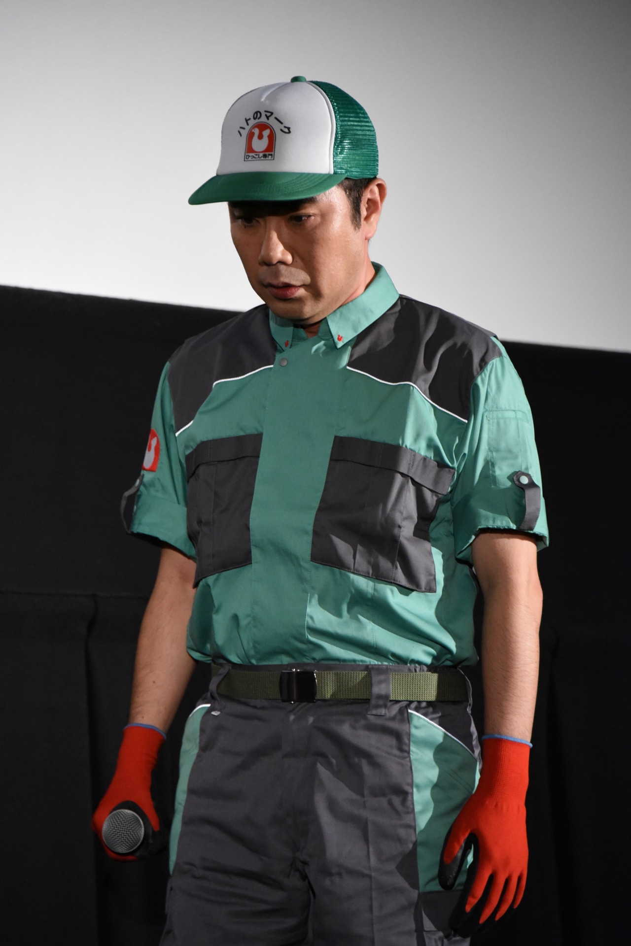 うつむきがちに登場する細野豪。