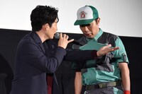 星野源（左）に客席を向くように促されるも、頑なにうつむく細野豪（右）。