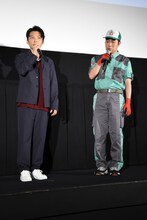 星野源（左）のコメント中に寝る細野豪。