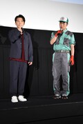 星野源(左)のコメント中に寝る細野豪。