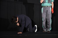 ひざから崩れ落ちる星野源。