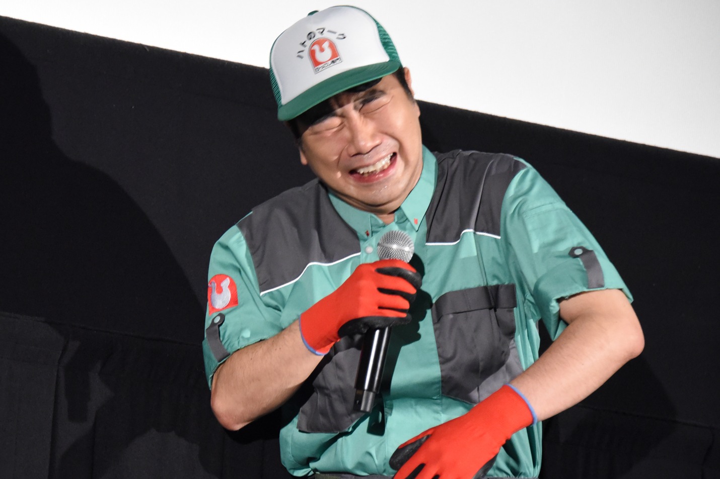 突然笑い出す細野豪。