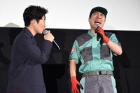 突然爆笑する細野豪（右）。