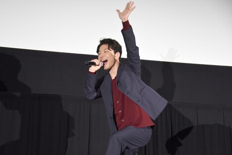 藤井隆の登場に飛び跳ねながら喜ぶ星野源。