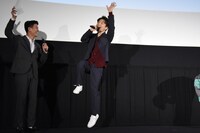 藤井隆の登場に飛び跳ねながら喜ぶ星野源（中央）。