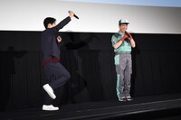 藤井隆の登場に飛び跳ねながら喜ぶ星野源（左）。