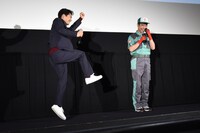 藤井隆の登場に飛び跳ねながら喜ぶ星野源（左）。