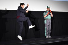 藤井隆の登場に飛び跳ねながら喜ぶ星野源（左）。