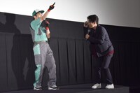 藤井隆（左）を撮影する星野源（右）。