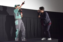 藤井隆（左）を撮影する星野源（右）。