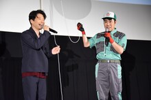 くす玉のひもを持つ星野源（左）と藤井隆（右）。