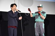 くす玉のひもを持つ星野源(左)と藤井隆(右)。