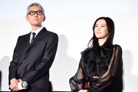 左から松重豊、北川景子。