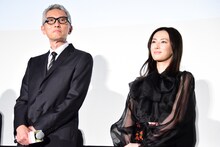 左から松重豊、北川景子。