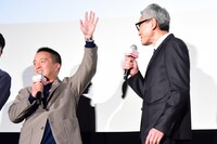 松重豊（右）に「あれ、がっくんどこいった？」と身長差をネタにされ、「ここだよー」と答える濱田岳（左）。