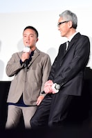 濱田岳（左）との身長差をネタにして、わざとしゃがむ松重豊（右）。