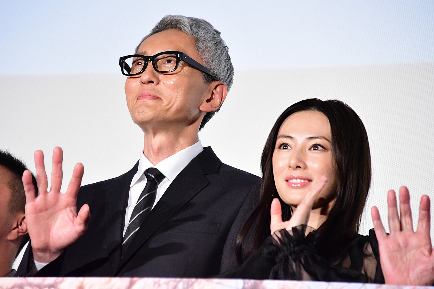 左から松重豊、北川景子。