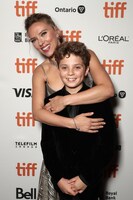 ローマン・グリフィン・デイビス（手前）とスカーレット・ヨハンソン（奥）。