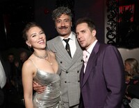 左からスカーレット・ヨハンソン、タイカ・ワイティティ、サム・ロックウェル。