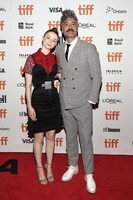 左からトーマサイン・マッケンジー、タイカ・ワイティティ。