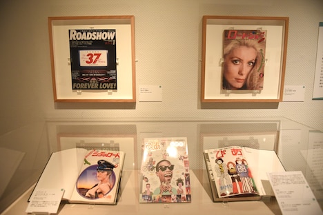 「映画雑誌の秘かな愉しみ」より「戦後の映画雑誌」コーナーの様子。