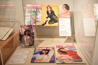 「映画雑誌の秘かな愉しみ」より「戦後の映画雑誌」コーナーの様子。