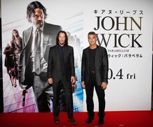 左からキアヌ・リーヴス、チャド・スタエルスキ。