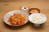 「卵とアスパラ入りエビチリ にんじんともやしのナムル 梅わさびやっこ」（※期間限定、税別1390円）