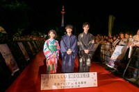 左から浜辺美波、北村匠海、松坂桃李。