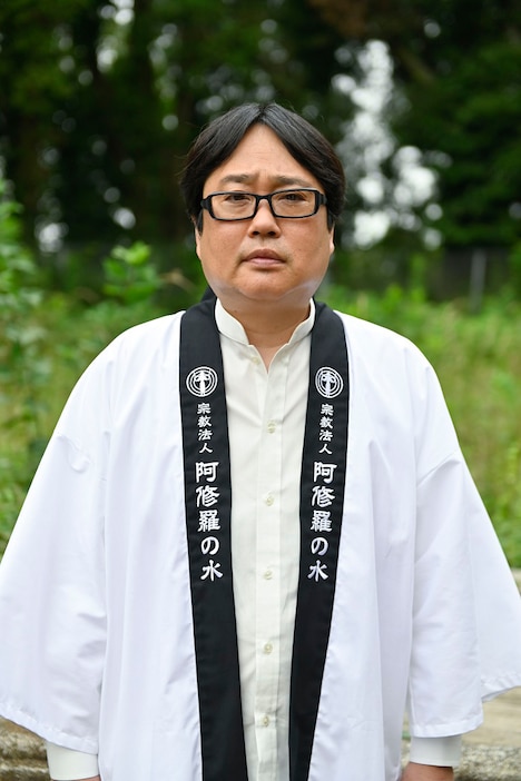 六角精児演じる花崎新一。