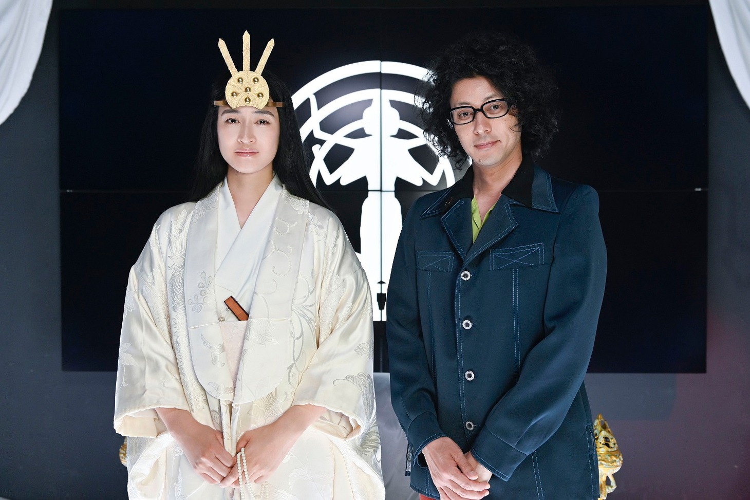 左から小雪演じる神沼美沙子、オダギリジョー演じる霧山修一朗。