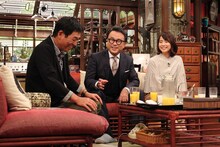 「さんまのまんま」に登場する三谷幸喜（中央）と石田ゆり子（右）。(c)カンテレ