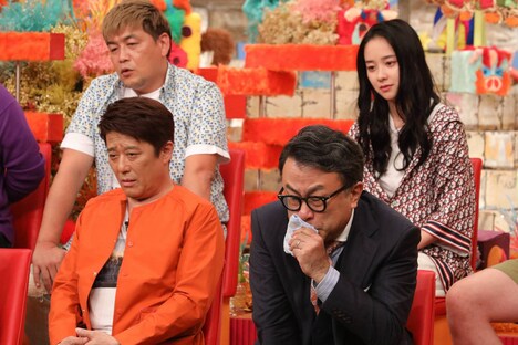 「坂上どうぶつ王国」に登場する三谷幸喜（右下）。(c)フジテレビ