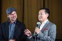 左からブラッド・ピット、毛利衛。