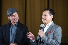左からブラッド・ピット、毛利衛。