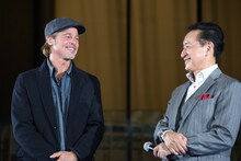 左からブラッド・ピット、毛利衛。