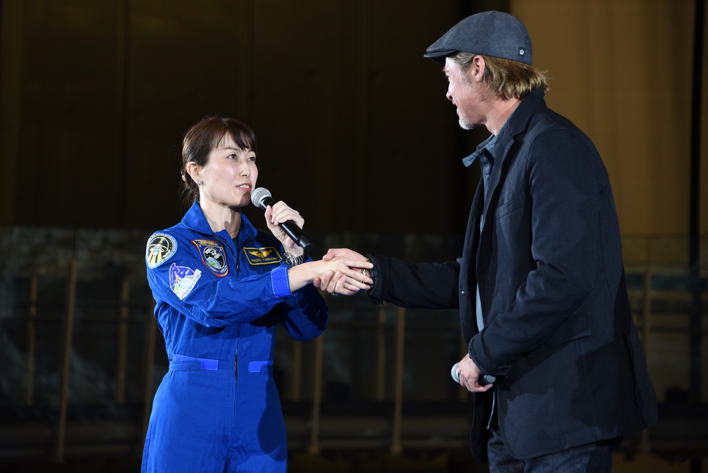 左から山崎直子、ブラッド・ピット。