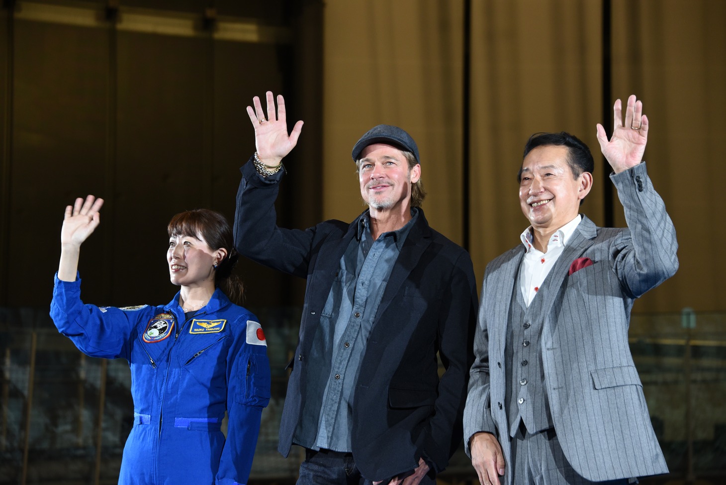 左から山崎直子、ブラッド・ピット、毛利衛。