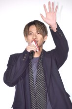 ファンに手を振る平野紫耀。