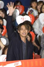 ムービーカメラに勢いよく手を振る平野紫耀。