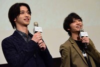 左から横浜流星、松岡広大。