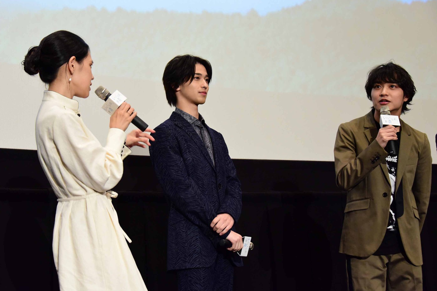 左から柳明菜、横浜流星、松岡広大。