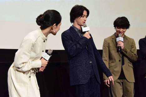 劇中のシーンを再現して、手をつなごうとする横浜流星(中央)と松岡広大(右)。