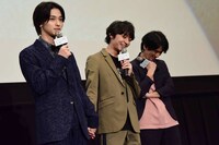 劇中と同じく目線をそらして手をつなぐ横浜流星（左）と、笑みを浮かべる松岡広大（中央）。