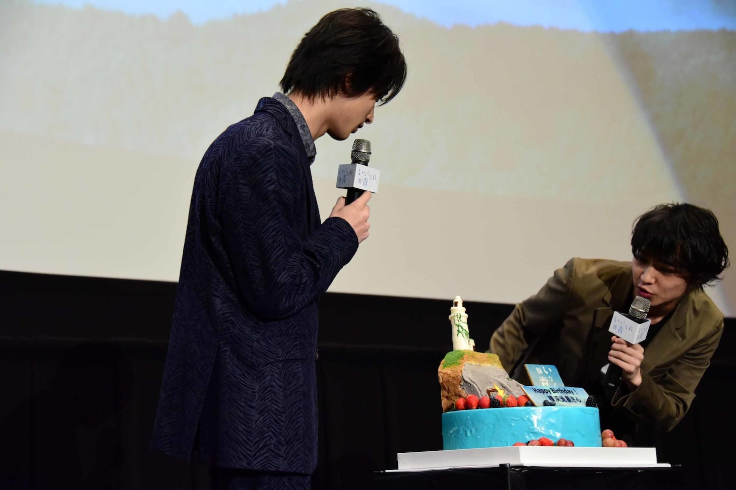 サプライズケーキを眺める横浜流星（左）と松岡広大（右）。