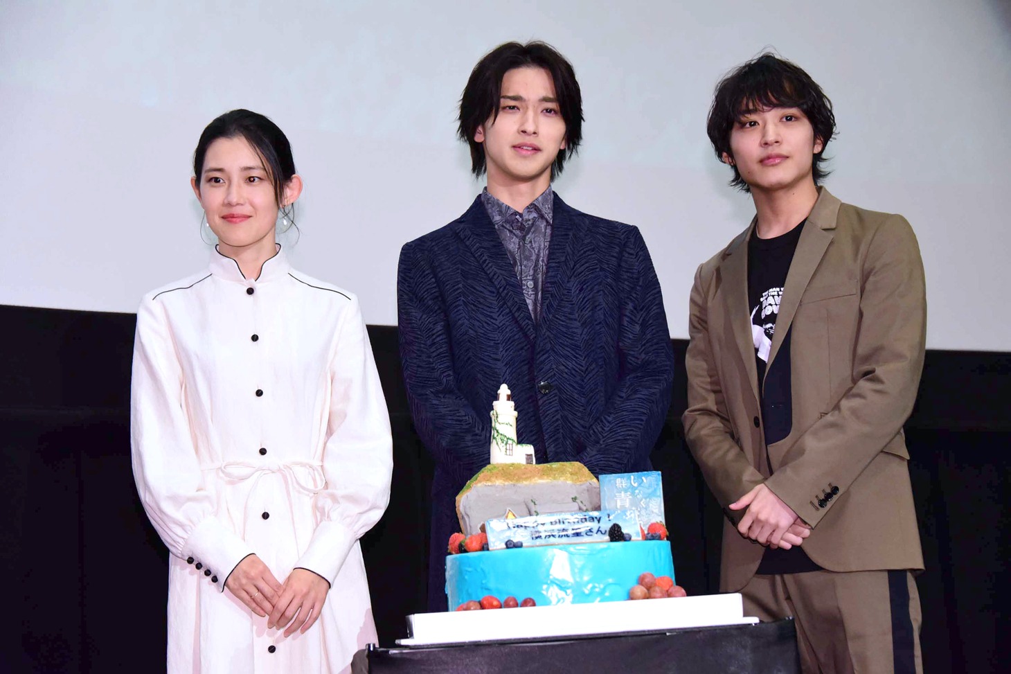 客席から「かっこいい！」という歓声がやまず、わざと強面な表情を見せる横浜流星（中央）。