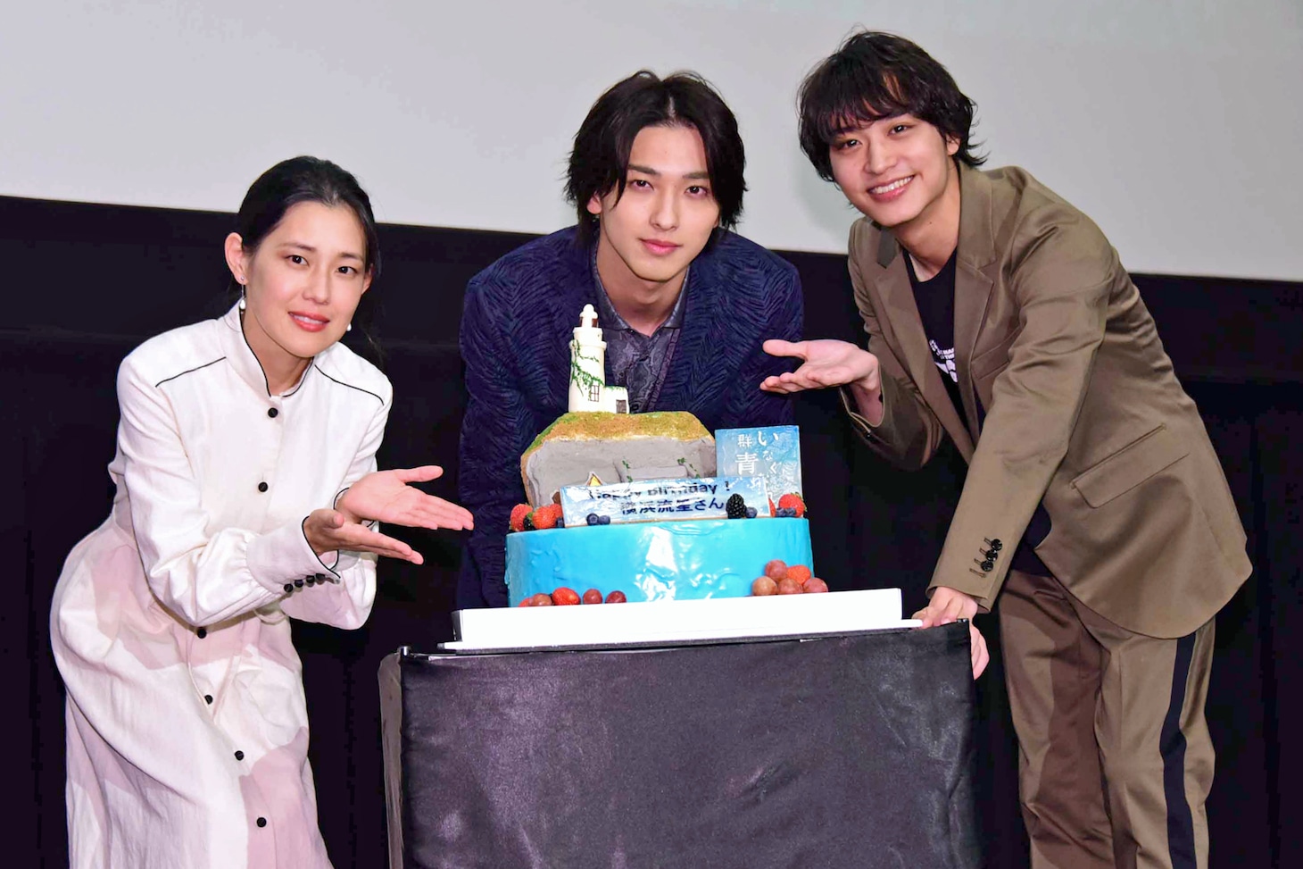 「いなくなれ、群青」大ヒット御礼舞台挨拶にて、左から柳明菜、横浜流星、松岡広大。